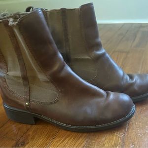Clark 8 Chelsea bootie brown